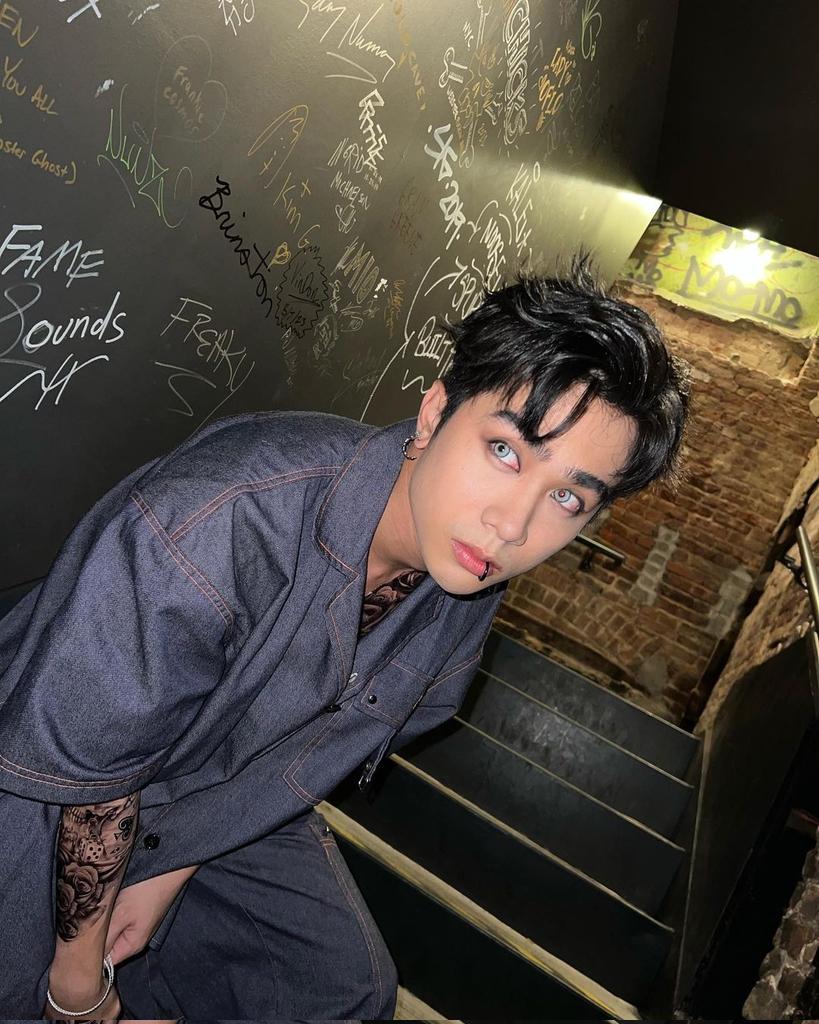 ⛓            眼泪ㅤㅤⴕ ㅤ⠀ ⠀

                 don't stand there watching me, follow me

                 show me what you can do. 

                         — Britney Spears