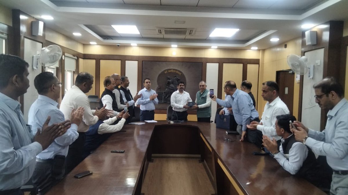 PMCPune's tweet image. पुण्यातील घनकचरा व्यवस्थापनाच्या प्रसिद्ध #SWaCH मॉडेलच्या विविध पैलूंचा अभ्यास करण्यासाठी परदेशी संरक्षण अधिकाऱ्यांसह भारतीय सशस्त्र दल, नागरी सेवा आणि कॉर्पोरेट क्षेत्रांच्या विविध विभागातील वरिष्ठ अधिकाऱ्यांच्या आंतरराष्ट्रीय शिष्टमंडळाने स्वच्छता सेवकांची भेट घेतली. 

(१/२)