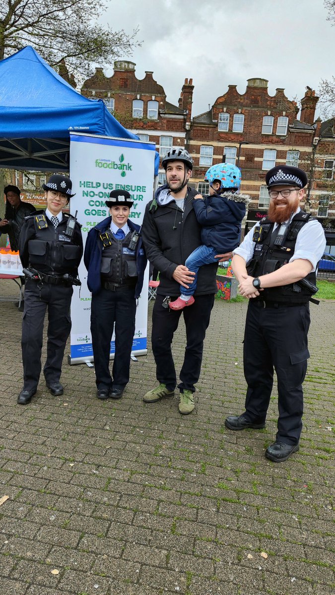 Great to visit @MPSStLeonards for a Community Safety event on #Streatham Green today, security marking bicycles and offering advice on Cyber Crimes and scamming. Also great to see @BrixtonFoodbank collecting donations