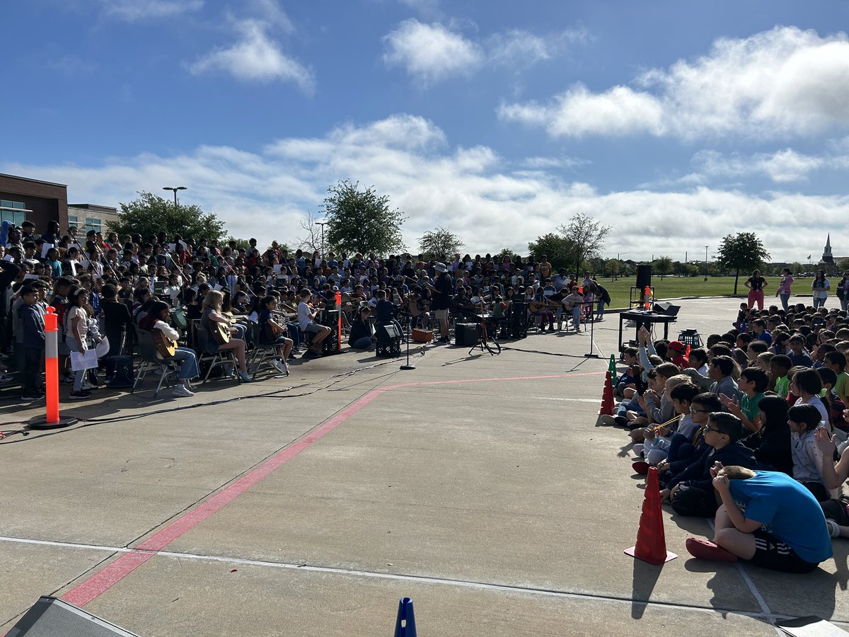 It’s #FBFfestival day flashing back to Y2K! Our 4th graders & 5th grade 🎸 group are rehearsing their performance for students today. We are looking forward to their program at the festival tonight! Thank you @MasterKastor & all the volunteers! 🎶 #ExploreWells