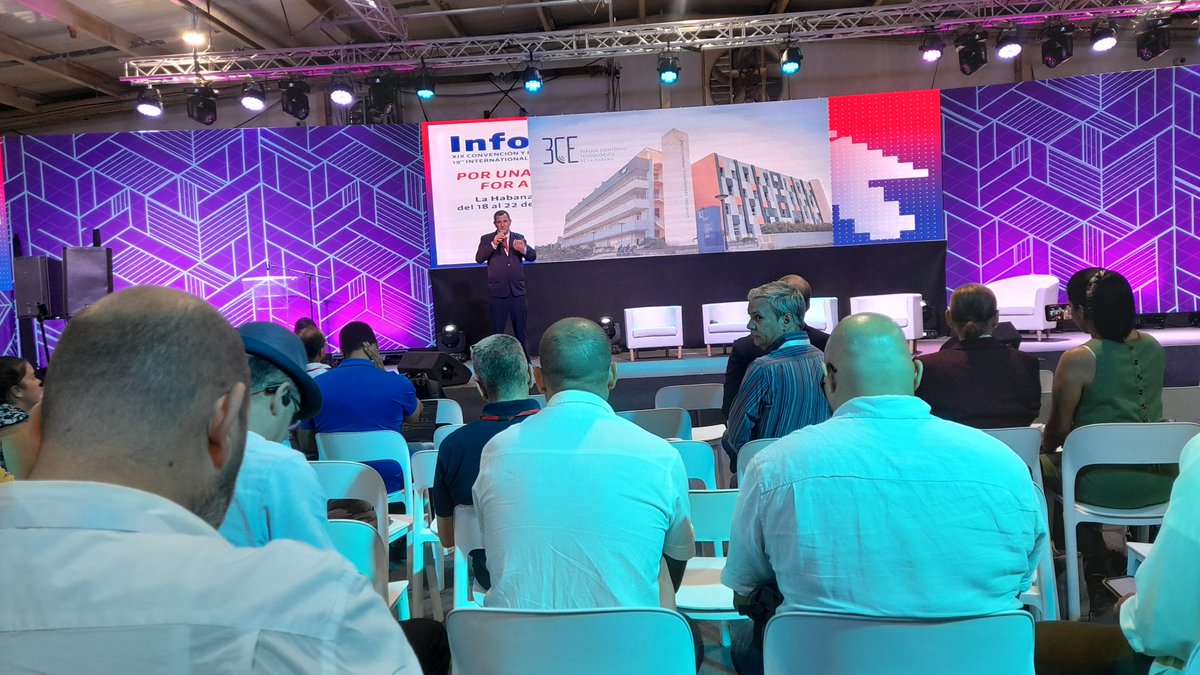 universidad_uci's tweet image. .@TorralbasLuis presidente del @PCTHabana_3CE realizó #hoy en la feria #Informática2024 la presentación del ecosistema de innovación y las oportunidades de negocios que brinda.

@Hector6803 @InformaticaHab @MINCOMCuba