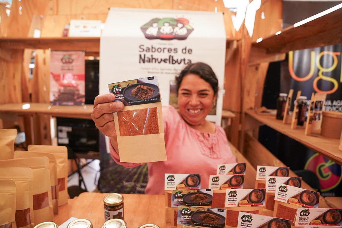 INDAP_Chile's tweet photo. A partir de hoy y hasta el domingo 24 de marzo ven al Parque Santa Rosa de Apoquindo, vive el Festival #Ñam2024 y disfruta de los mejores productos de la Agricultura Familiar Campesina e Indígena. Todos los detalles aquí 👉🏼 https://t.co/aNELe3eLxi https://t.co/2sLpWLmXTW