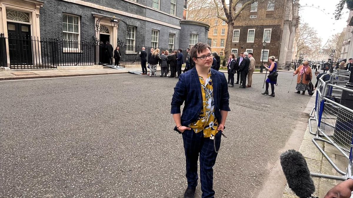 Yesterday Health Minister @mariacaulfield invited @Channel4News correspondent Ruben Reuter to No.10 on #WorldDownSyndromeDay to discuss whether the government is doing enough to improve the lives of disabled people. The report will air tonight on Channel 4 News at 7pm