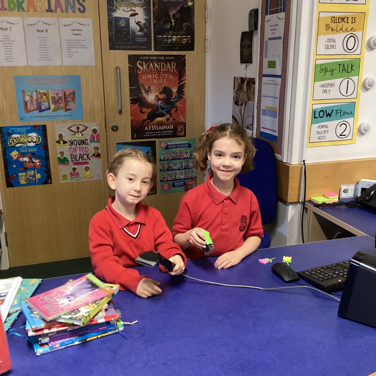 Year 1 enjoyed a lovely visit to the library this morning <a href="/St_Faiths/">St Faith's Cambridge</a> and practiced being 'librarians' 😀#wyverns