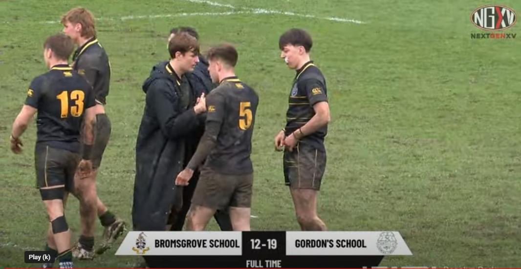 A nail biting finish in the group finals for @gordonsrugby U18 side against Bromsgrove in the @RPNS7s saw Gordon’s score a try and drop goal in the final few minutes to give them a 19-12 lead and a place in the semi finals! Congratulations boys!