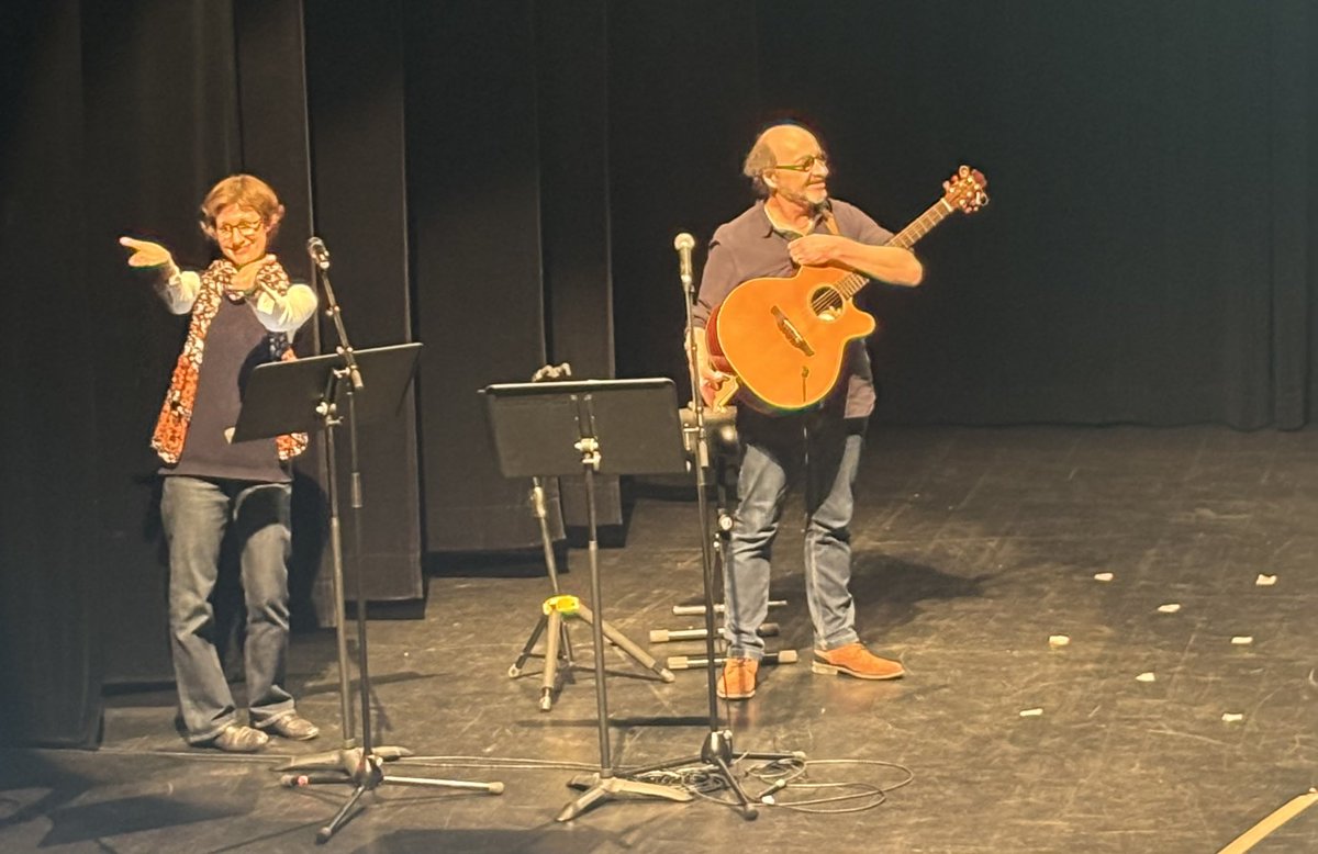 Chœurs transfrontaliers 🇩🇪🇫🇷🇨🇭
Un projet-phare de la conférence du Rhin supérieur piloté par <a href="/acstrasbourg/">Académie Strasbourg</a> et soutenu par le fonds commun #LCR

1000 élèves se sont retrouvés pour chanter ensemble le répertoire #bilingue #Fantastikinder

„Es lebe l’amitié, vive la Freundschaft!“