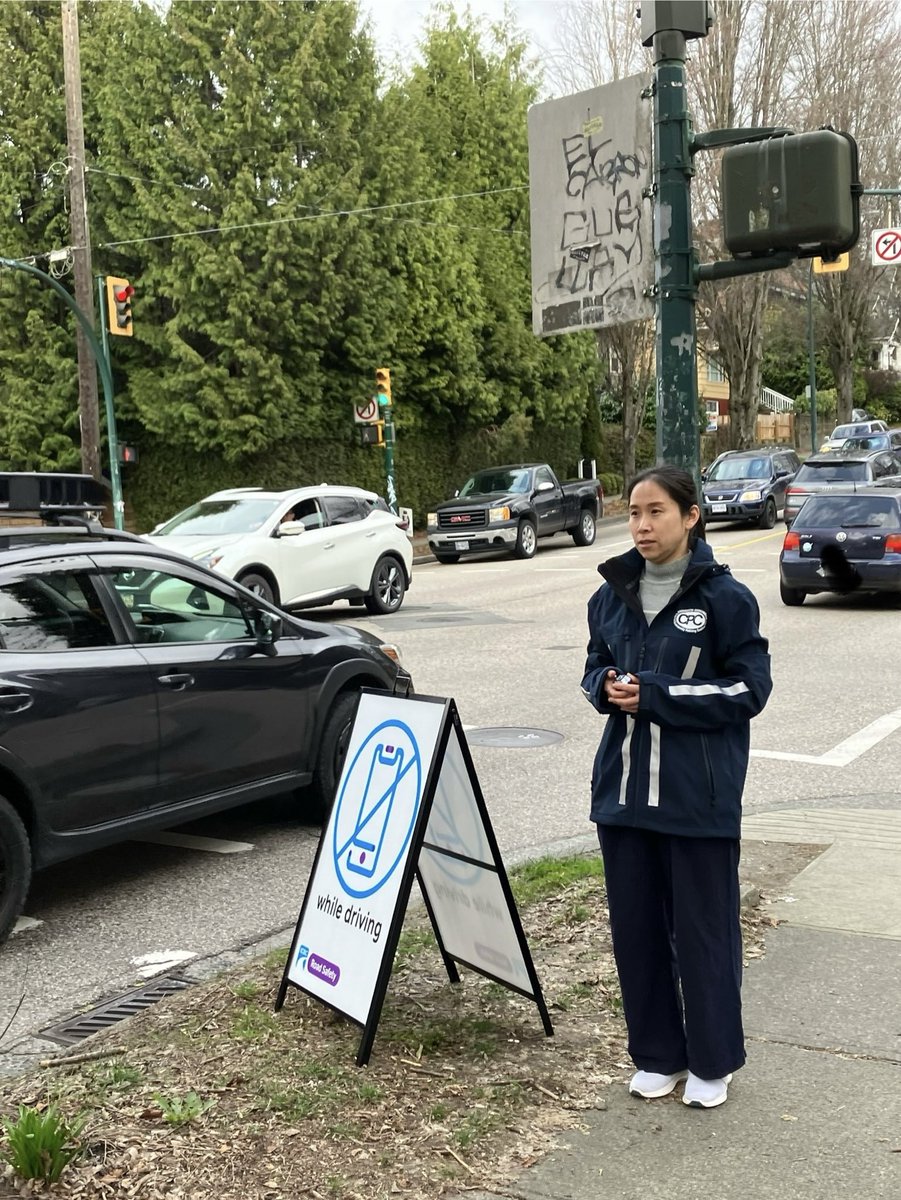 ⁦@TheGWCPC⁩ CPC dedicated volunteers in the community reminding drivers to leave the phone alone. Turn off your phone or notifications. Consider turning on “silent mode” or “do not disturb” when you first get into the car. ⁦@icbc ⁦@VPDTrafficUnit⁩ #EyesFwdBC