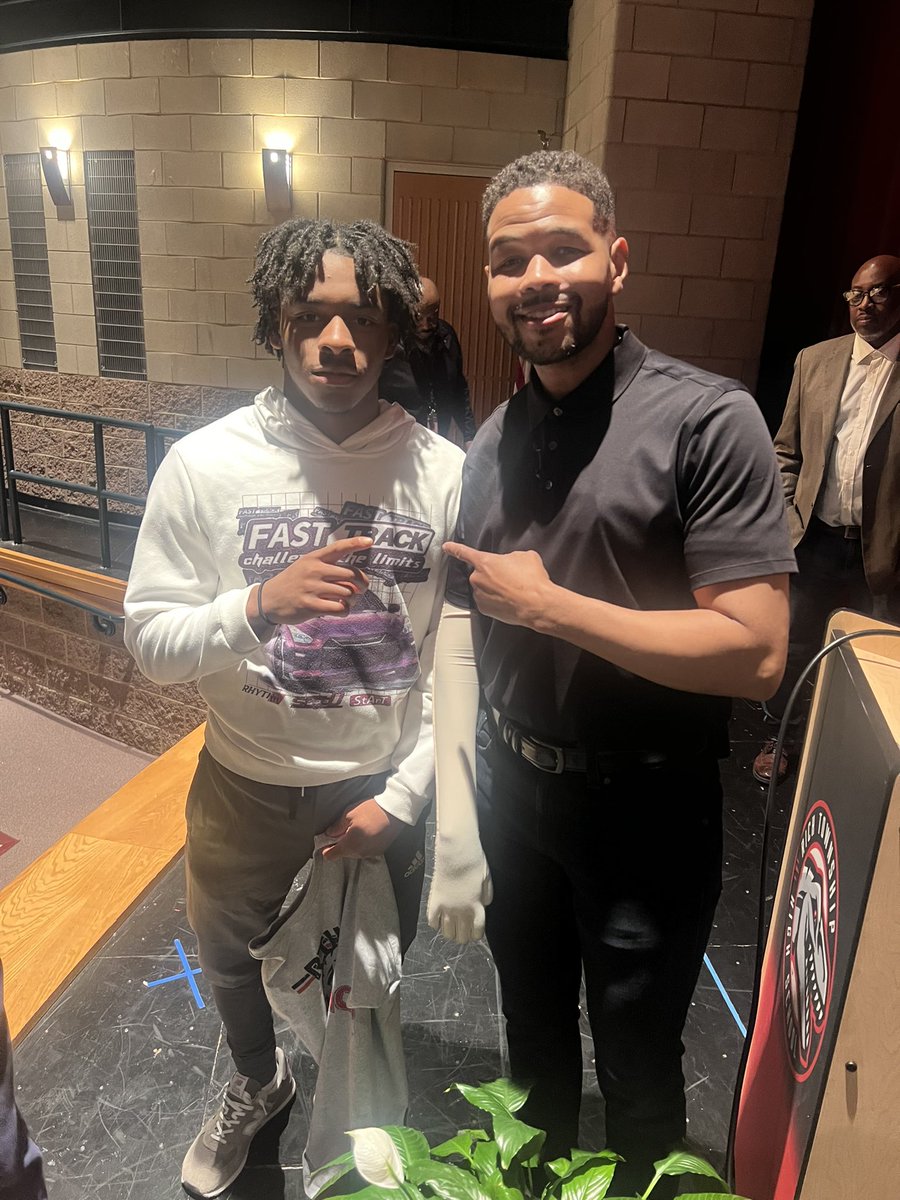 Yesterday my school brought in a living legend to come talk to us it’s been a dream to meet Inky Johnson and I’m glad I got to listen to his story in person 
#goraptors❤️🖤 <a href="/inkyjohnson/">Inky Johnson</a> <a href="/RTHS_Athletics/">Raptor Athletics</a>