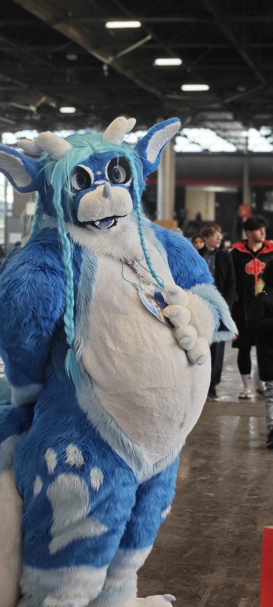 Si je ne danse pas, je reste au garde à vous (ou presque !) 😁

📸 par @AurwooCariboo a la #Parismanga2024 

#FursuitFriday #plushsuit #furryfandom #furrycommunity