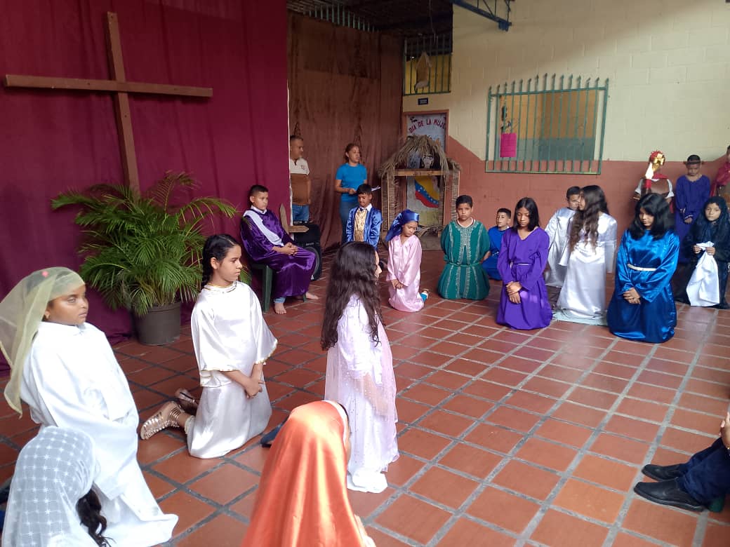 Estudiantes, docentes y obreros de la UEPC La gracia de Dios en el concejo Mcpio Revenga, participaron en la escenificación del viacrucis
#ConstruyendoPatria 
<a href="/NicolasMaduro/">Nicolás Maduro</a> 
<a href="/_LaAvanzadora/">Yelitze Santaella</a> 
@MPPEDUCACION 
<a href="/LeiraSuarezPsuv/">LeyraSuarezPsuv</a>