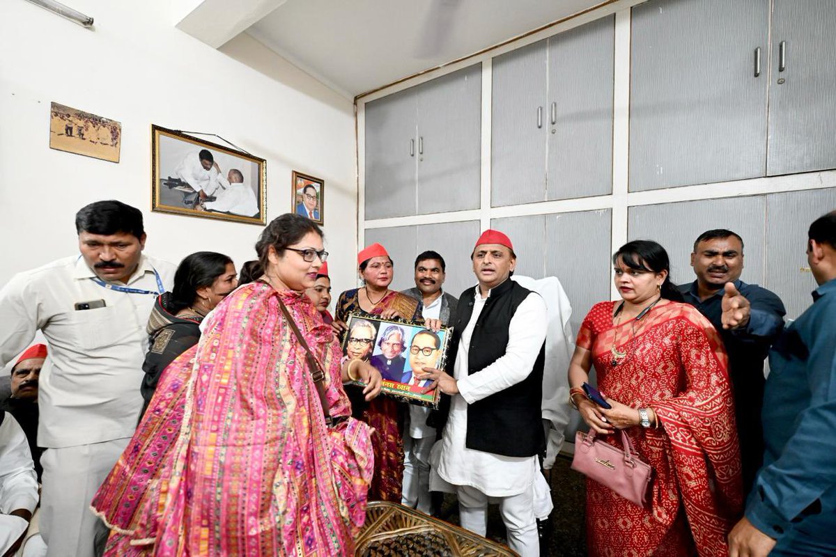 yadavakhilesh's tweet photo. अबकी बार, झूठ की हार https://t.co/pDjux78UFh