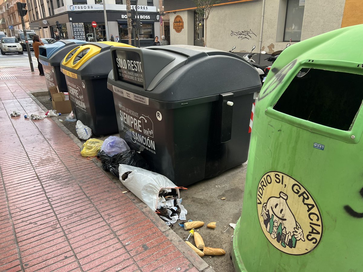 diegonext's tweet image. La calle Jorge Juan, N. 2 continúa hecha una pocilga. ¿Para qué quieren los votos si vivimos en estas condiciones tan deplorables? POR FAVOR, actúen, limpien (y respondan). Gracias. #sanvicentedelraspeig #partidopopular @aytoraspeig @SanVicentePP