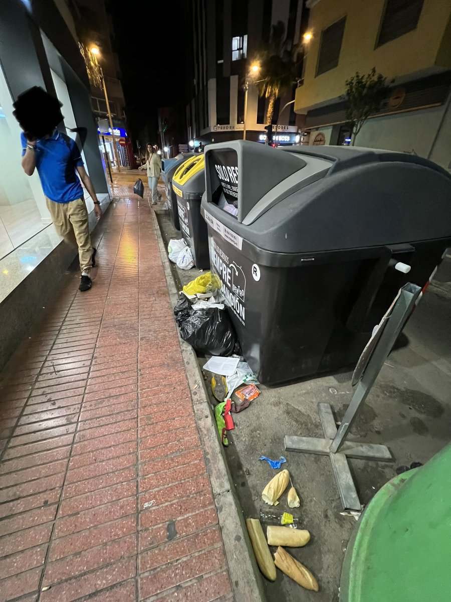 diegonext's tweet image. La calle Jorge Juan, N. 2 continúa hecha una pocilga. ¿Para qué quieren los votos si vivimos en estas condiciones tan deplorables? POR FAVOR, actúen, limpien (y respondan). Gracias. #sanvicentedelraspeig #partidopopular @aytoraspeig @SanVicentePP