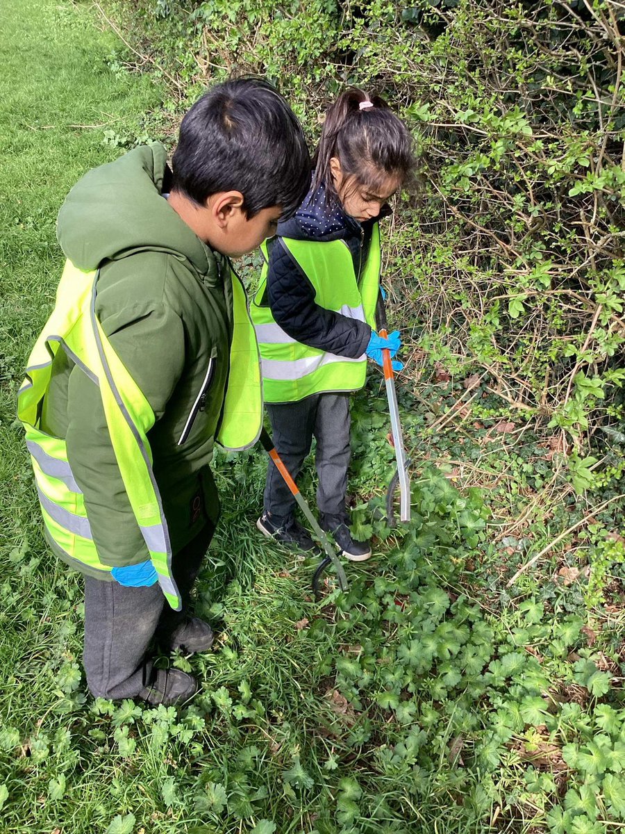warrenleadacad's tweet photo. Y1 took part in the Big Gedling Clean Up today, by completing a litter pick around the local area and in Muirfield Park! After a very busy afternoon, they collected 6 big bags of rubbish! #bigcleanup @GedlingBC #community #ecowarriors https://t.co/gAdpIcv6ap