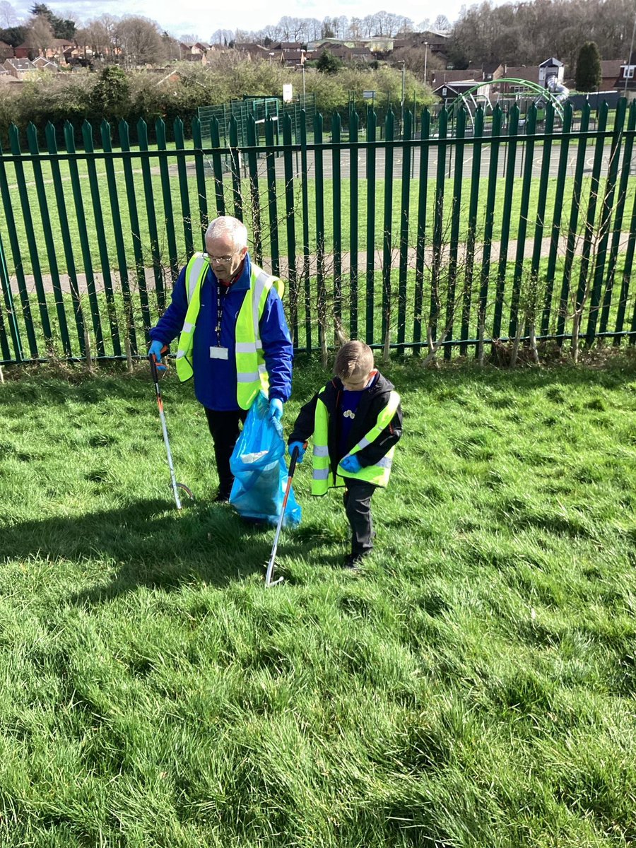 warrenleadacad's tweet photo. Y1 took part in the Big Gedling Clean Up today, by completing a litter pick around the local area and in Muirfield Park! After a very busy afternoon, they collected 6 big bags of rubbish! #bigcleanup @GedlingBC #community #ecowarriors https://t.co/gAdpIcv6ap