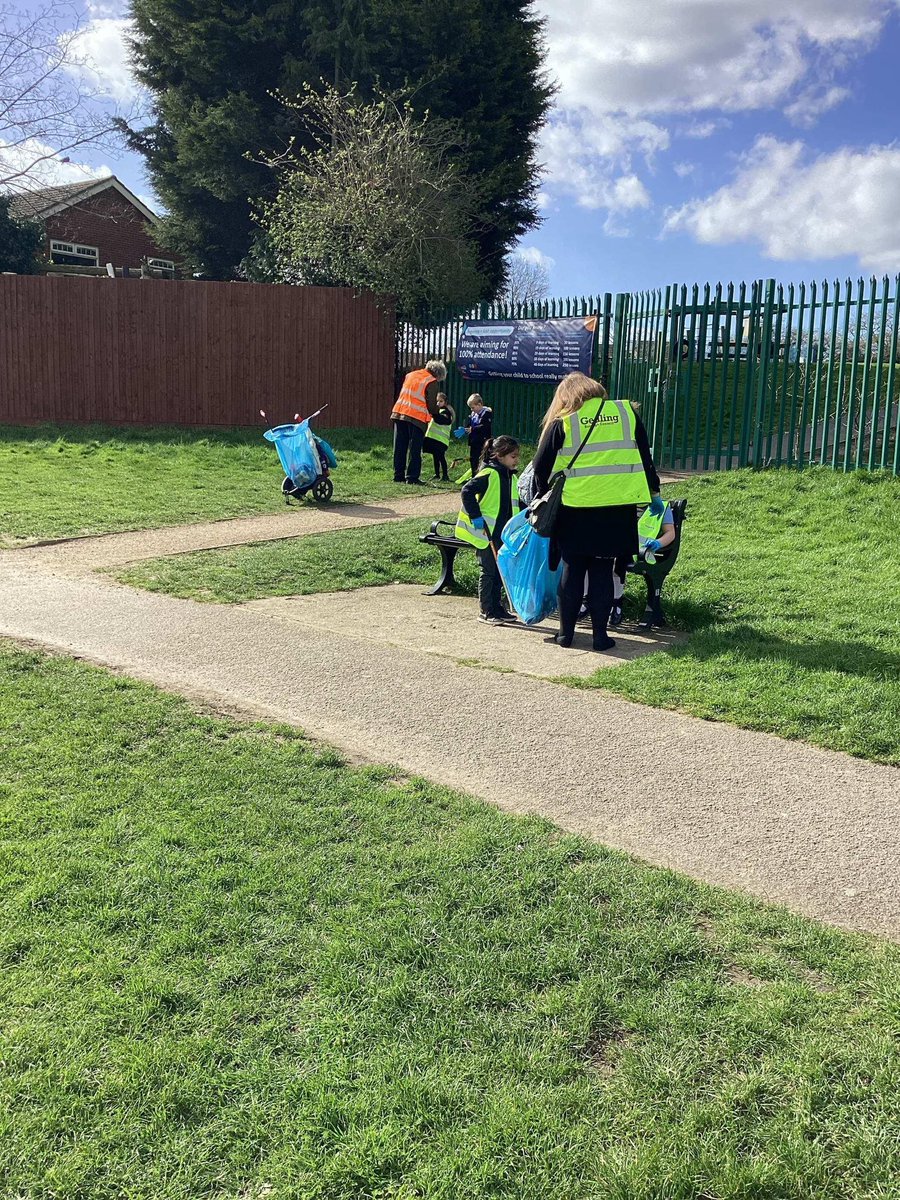 warrenleadacad's tweet photo. Y1 took part in the Big Gedling Clean Up today, by completing a litter pick around the local area and in Muirfield Park! After a very busy afternoon, they collected 6 big bags of rubbish! #bigcleanup @GedlingBC #community #ecowarriors https://t.co/gAdpIcv6ap