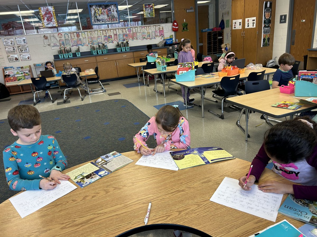 This reading group is writing an informational paragraph about the ocean after reading their nonfiction text! Awesome hamburger paragraphs friends! 🦀🌊🐠✏️ <a href="/CoolidgeCougars/">Coolidge Cougars</a>
