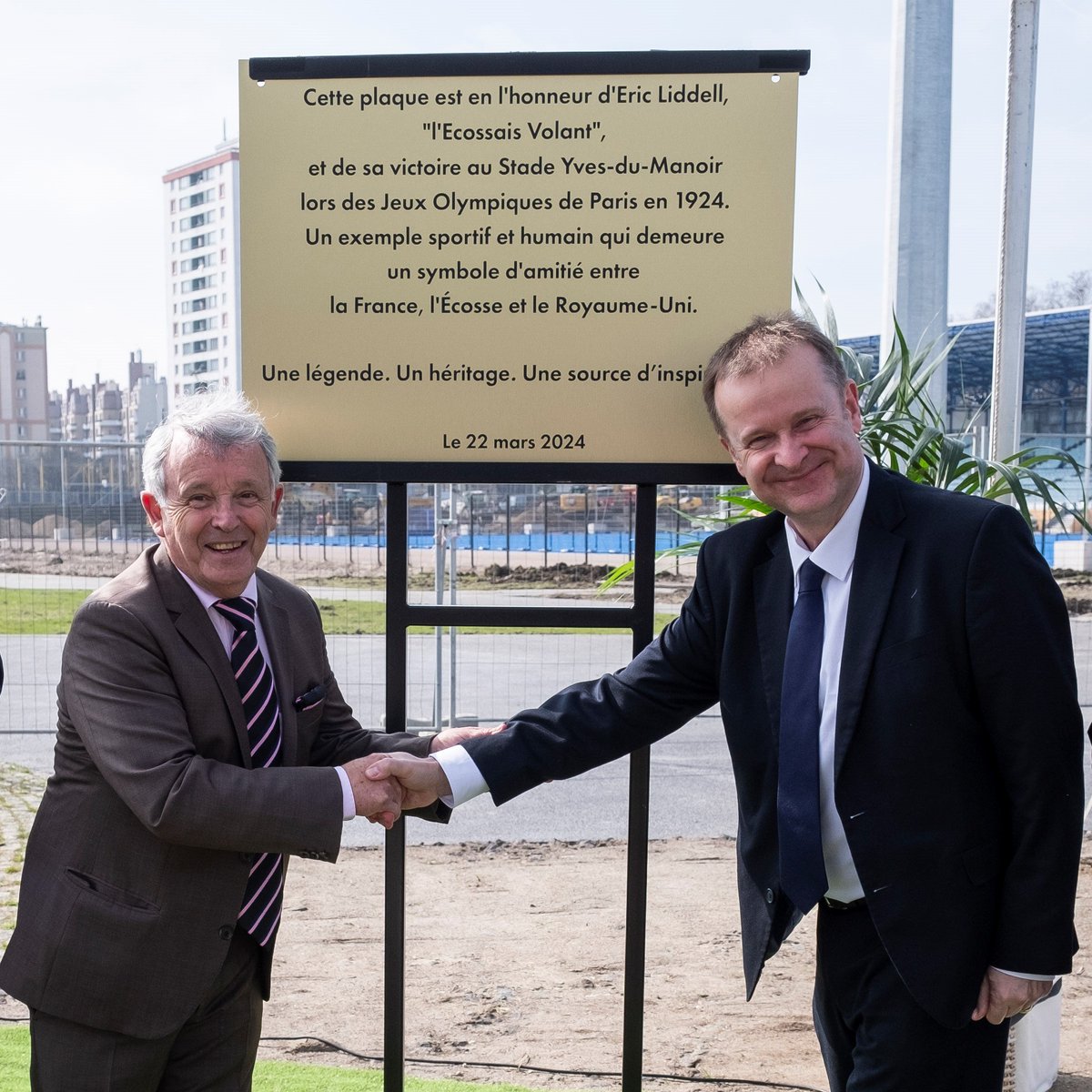 Présents au Stade Olympique Yves-du-Manoir @VilleColombes ce matin pour assister au dévoilement d'une plaque en l'honneur de l'athlète Eric Liddell, célébrant sa vie exceptionnelle. #Paris2024 Un immense merci @Hauts_De_Seine pour leur soutien. 🏴󠁧󠁢󠁳󠁣󠁴󠁿🇫🇷 📸 ©CD92/JULIA BRECHLER