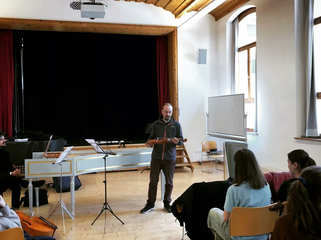 ContinuumXXI's tweet photo. Einige Fotos von unserem #workshop vorgestern in #Samedan! 📸
🎶 It's been a huge pleasure to talk about #EarlyMusic and #ContemporaryMusic, #HistoricallyInformedPerformance and #PeriodInstruments with the students of the #AcademiaEngiadina.
With the support of Fondation Nicati https://t.co/csWTutg76U