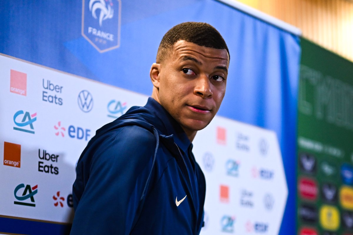 ActuFoot_'s tweet photo. 🚨 Journaliste : « On vous entend au Real Madrid, au PSG, aux JO, Emmanuel Macron, Florentino Perez... Rester focus sur le terrain, c'est compliqué ? »

Kylian Mbappé : « 𝗘𝘁 𝗺𝗼𝗶 𝗷'𝗮𝗶 𝘂𝗻𝗲 𝗾𝘂𝗲𝘀𝘁𝗶𝗼𝗻 : 𝗾𝘂𝗮𝗻𝗱 𝘁𝘂 𝘃𝗼𝗶𝘀 𝗺𝗲𝘀 𝗱𝗲𝗿𝗻𝗶𝗲̀𝗿𝗲𝘀 𝗽𝗲𝗿𝗳𝗼𝗿𝗺𝗮𝗻𝗰𝗲𝘀, 𝘁𝘂 𝘃𝗼𝗶𝘀 𝘂𝗻 𝗴𝗮𝗿𝘀 𝗽𝗲𝗿𝘁𝘂𝗿𝗯𝗲́ ? »

Journaliste : "Non mais en-dehors du terrain ?"

Mbappé : « 𝗕𝗮𝗵 𝗰𝗲 𝗾𝘂𝗶 𝘀𝗲 𝗽𝗮𝘀𝘀𝗲 𝗲𝗻-𝗱𝗲𝗵𝗼𝗿𝘀 𝗼𝗻 𝘀'𝗲𝗻 𝗳𝗼𝘂𝘁. »

🎙️ conférence de presse
