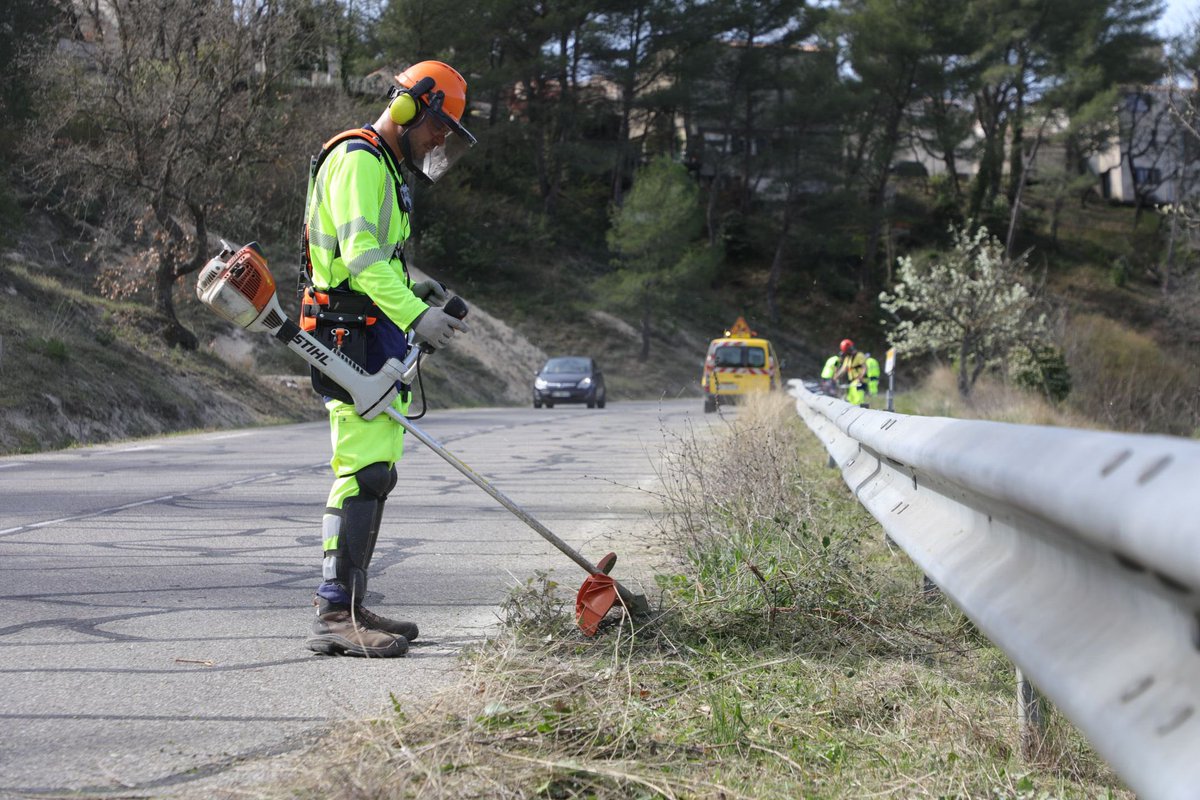 Le saviez-vous❓

Chaque année, nous nettoyons ➕ de 2 000 tonnes de #déchets routiers.

Les ramassages constituent 20% du temps de travail des agents départementaux.

🚮 Adoptons ensemble des comportements responsables : pas de déchets sur nos #routes !