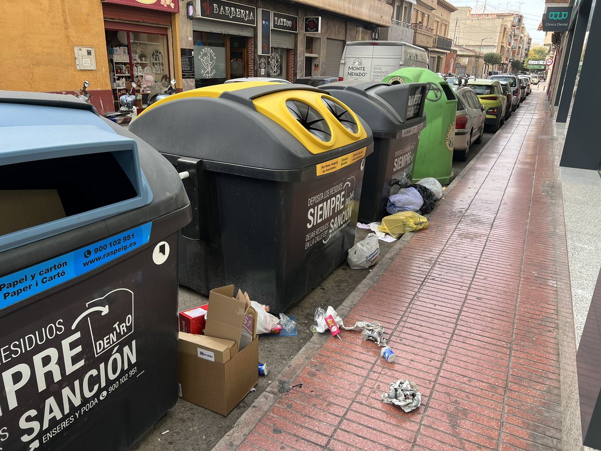 diegonext's tweet image. La calle Jorge Juan, N. 2 continúa hecha una pocilga. ¿Para qué quieren los votos si vivimos en estas condiciones tan deplorables? POR FAVOR, actúen, limpien (y respondan). Gracias. #sanvicentedelraspeig #partidopopular @aytoraspeig @SanVicentePP @PachiPascual