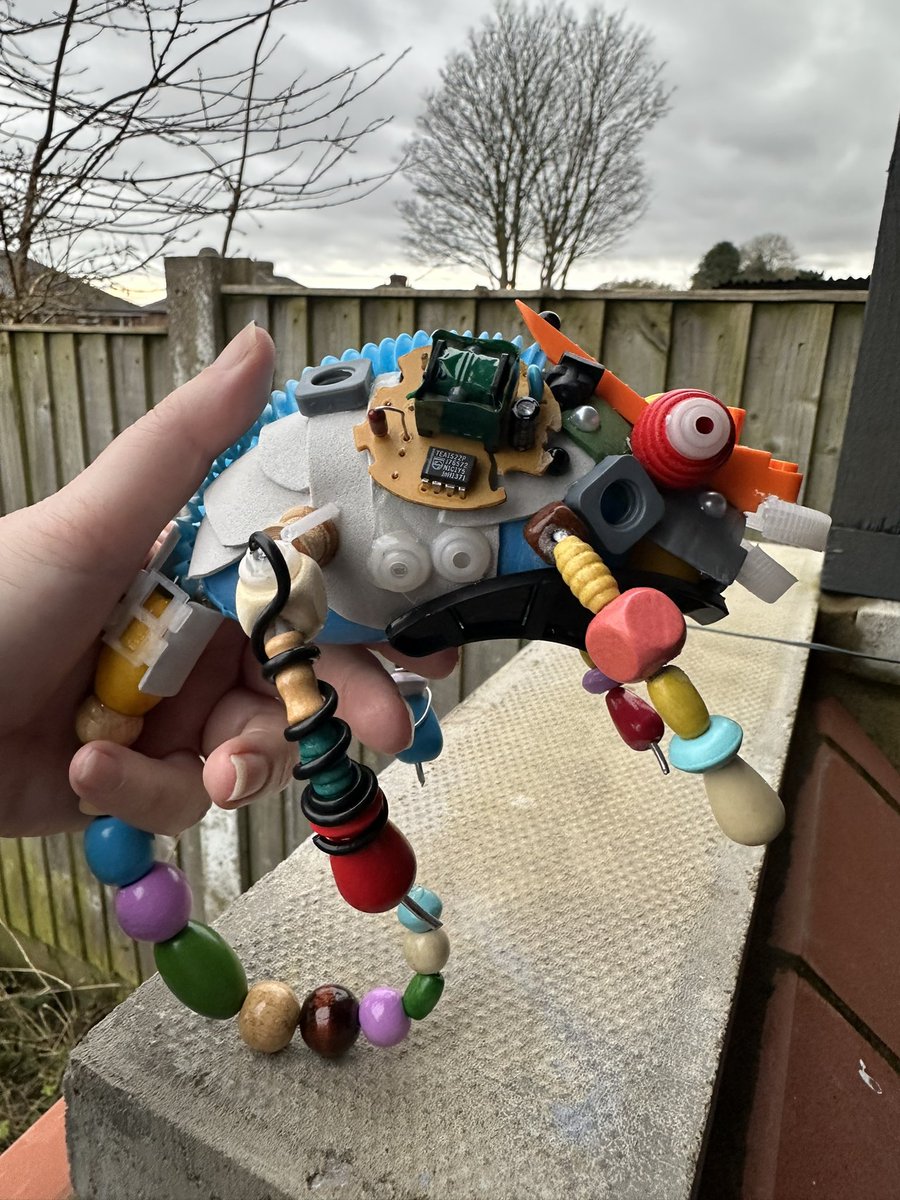 Noseytoes's tweet image. My next scratch build out of recycled items, a junk Chameleon #Friday #scratchbuild #Animals #Chameleon