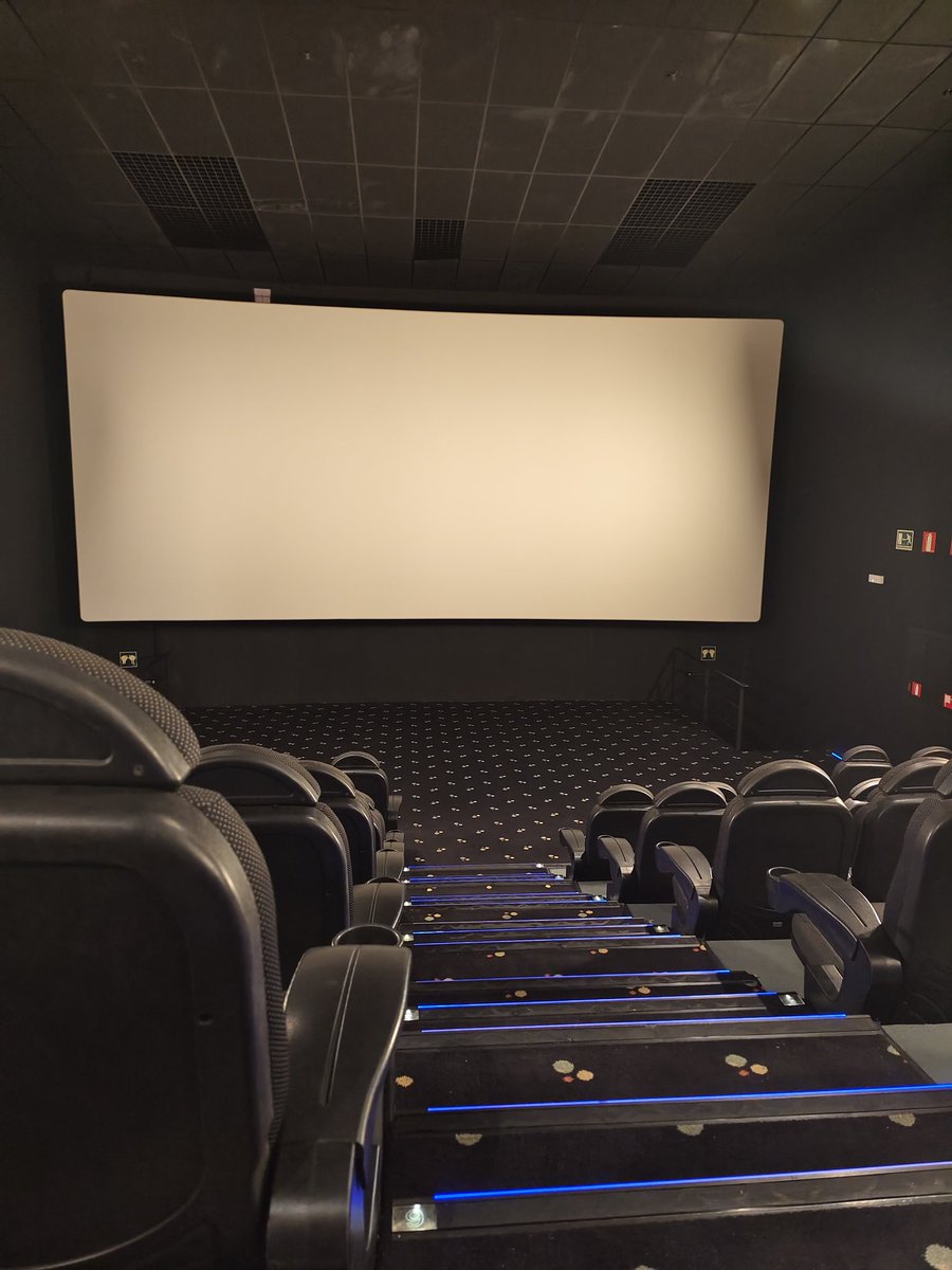 mohoja's tweet image. Cine sin delirios de grandeza... Y hay pelis que no tienen este tipo de sesiones...