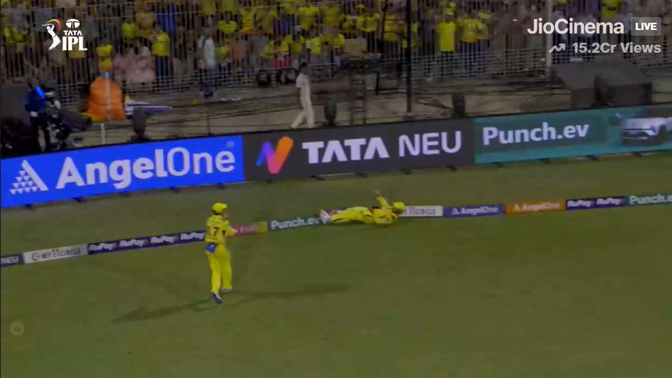 Akash_Rathi_7's tweet photo. whaat a catch wow .......
#CSKvRCB #RCBvCSK https://t.co/rpo5GmSFBc