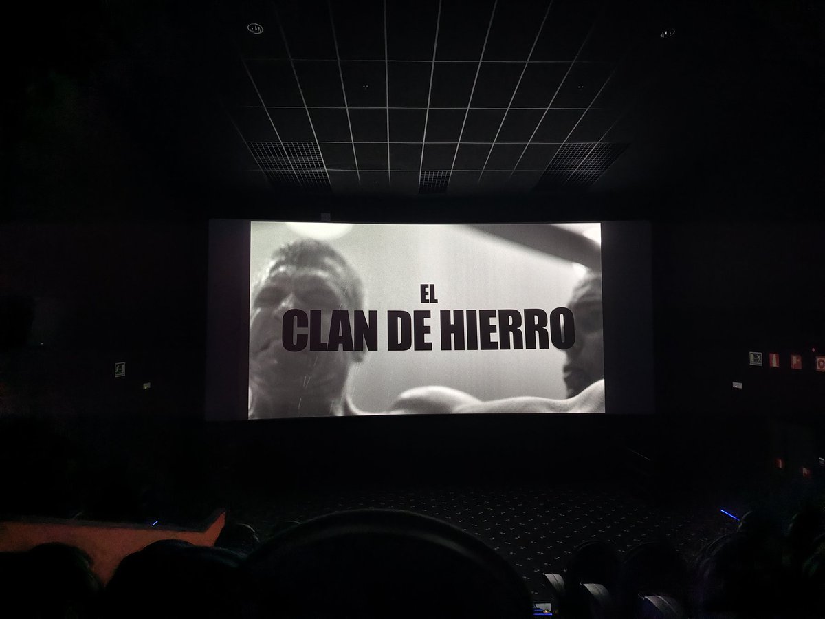 mohoja's tweet image. He visto... Es un crescendo dramático que te va dejando sin aliento sin que apenas te des cuenta. La "reunión final" me terminó de desarmar... Una de esas historias que si te la contarán pensarías que es una coña, pero es tremendamente real. Y en la peli está suavizada...