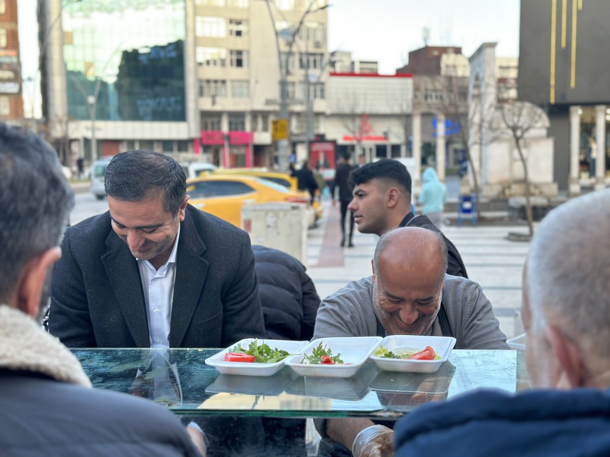 Bir Ramazan klasiğidir Batman’da çiğköfte satmak. Biz de Batman’ın sembollerini yaşatmak adına Gülistan Caddesi başında İdris Başkan ile çiğköfte dağıttık.