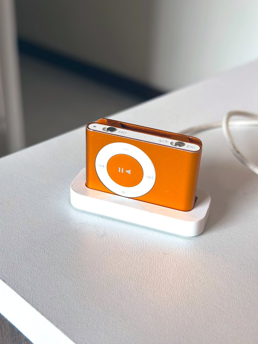 nicolasdirect0r's tweet photo. Acabo de encontrar este iPod shuffle que tenía en mi adolescencia… ¿qué canciones tendrá guardadas? https://t.co/oW4AQKnAyP