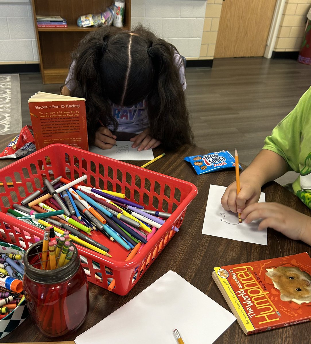 kippyknapp1's tweet photo. This morning reading groups had an opportunity to draw what our story looks like. The interpretations were amazing. Same story different pictures.😊 Note: These kids are fantastic artists! #snacksandart
#RISDLeadandInt✨
#RISDBelieves
#RISDWeAREOne
#proud2beNRE https://t.co/AJnTcfq5z4