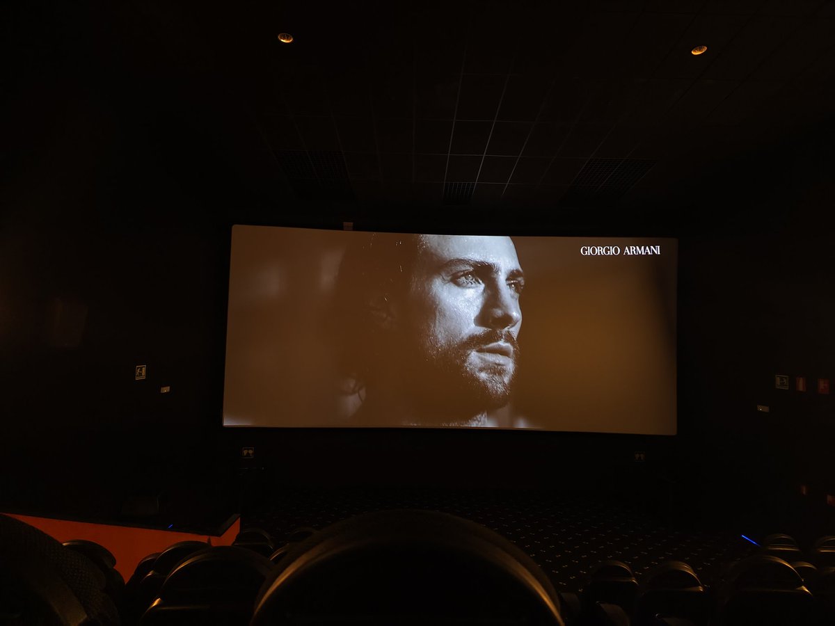 mohoja's tweet image. El muchachito ya está practicando lo de ser sofisticado para hacer de James Bond...