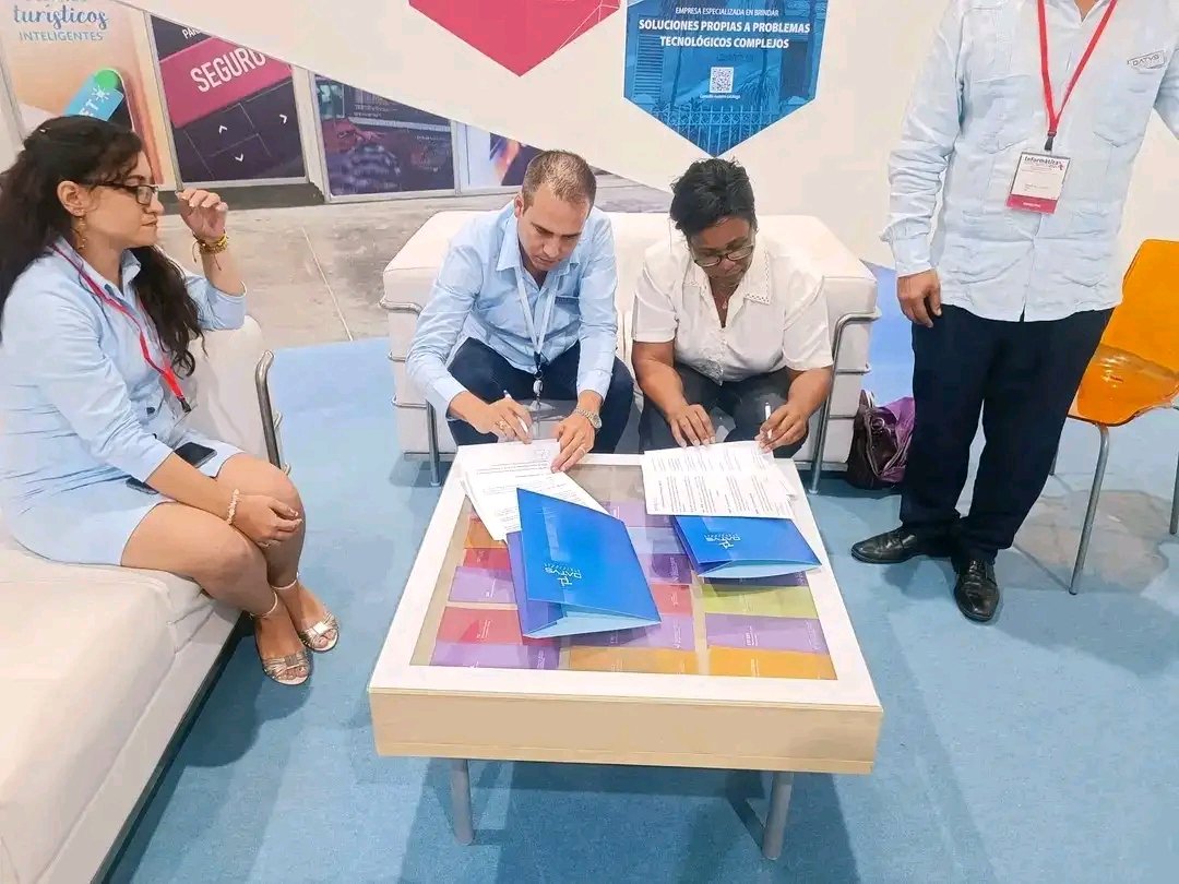 RadioRelojCuba's tweet photo. En el contexto de la Feria Internacional en Pabexpo, el director adjunto de #Datys, Adián Yasel Valdés Ruiz, y la directora de @RadioRelojCuba, @MinutosdeCuba, firmaron un importante acuerdo de colaboración. https://t.co/LBrUyQc2T5