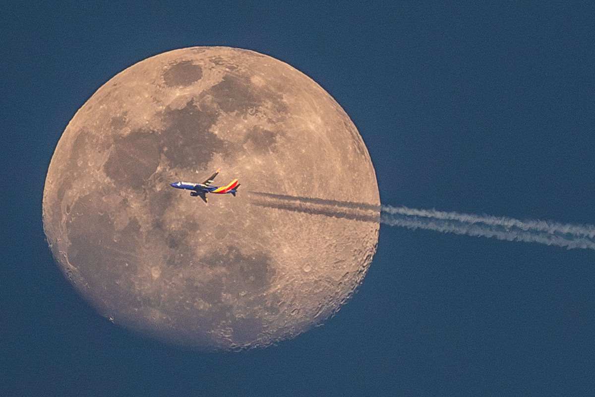 MikeCohea's tweet photo. A Southwest Airline flight crosses last night’s waxing gibbous moon as it flies high over Charlotte, North Carolina. https://t.co/f3Cz5LHDOP