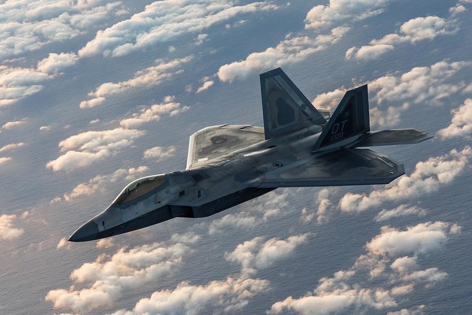 That first sip just hits different. Pilots with the Air Dominance Combined Test Force grab some early morning fuel by the 370th FLTS before completing test objectives over the Pacific. Happy #FighterFriday everyone! @HQ_AFMC @AFTestCenter @usairforce @USAFReserve