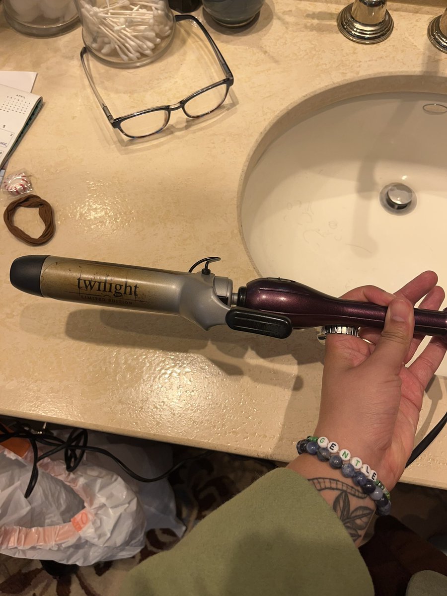 tea_addivt's tweet photo. i was today years old when i found out my mom uses my twilight limited edition curling iron from middle school on a daily basis n i’m crying https://t.co/ywTXRA2lo6