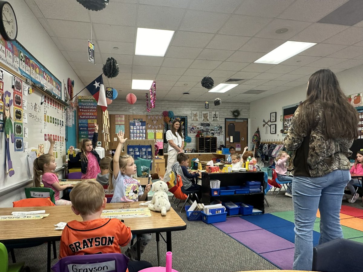 msaalvarez's tweet photo. Senior, Cambree Boyd instructed an activity over blends to Mrs. Breckenridge’s super smart KINDERGARTNERS! This was Cambree’s last high school formal observation🥹😭💖 She is going to be a fabulous future teacher!! @MISDCareerTech @lions_trw @LakeCreekHS @MontgomeryISD https://t.co/CT5fw76oOu