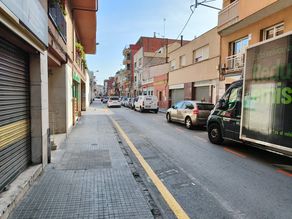AparcaMiR's tweet photo. Bona actuació de l'Ajuntament. Ara només faltaria assegurar-se que es compleixi i sigui um carrer més segur per als vianants. https://t.co/BGNFSEZwCM
