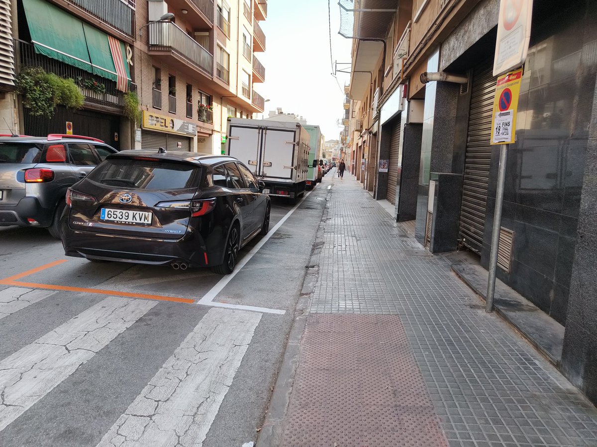 AparcaMiR's tweet photo. Bona actuació de l'Ajuntament. Ara només faltaria assegurar-se que es compleixi i sigui um carrer més segur per als vianants. https://t.co/BGNFSEZwCM