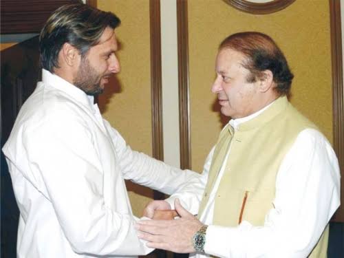 نیازی نشئی کیا بیچتا ہے شاہد آفریدی کے آگے۔
شاہد آفریدی کا کوئی اسکینڈل نہیں۔ عزت دار گھرانے سے تعلق، 5 بیٹیوں کا سائبان، جن میں سے 2 کو عزت کے ساتھ رخصت کر چکا۔ اپنا کاروبار، خود کماتا ہے، دوسروں کی جیبوں پہ نہیں پلتا۔ ہینڈسم ہے لیکن گرل فرینڈز بنانے کو فخر نہیں سمجھا، نہ کوئی