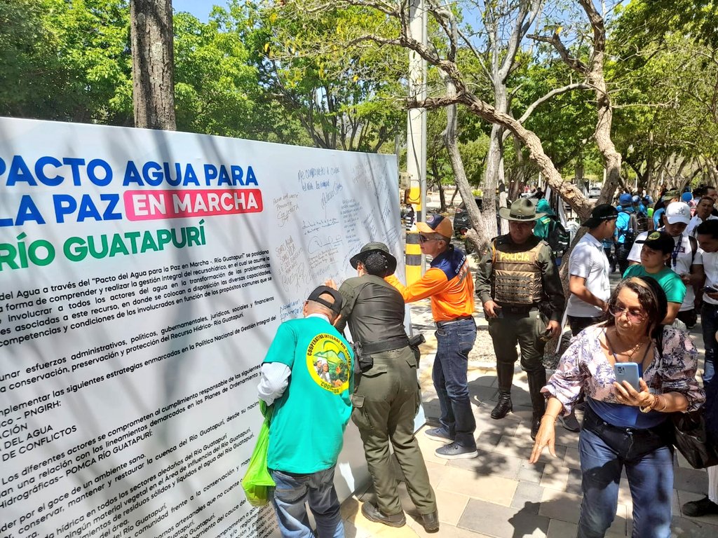 ¡El compromiso es real! 💧🌟 Hoy, el director <a href="/cesar_def/">DefCivilCesar</a> de la <a href="/DefensaCivilCo/">DefensaCivilColombia</a> firma junto al Comité <a href="/Valledupar_Col/">Valledupar</a> y <a href="/DCCjuntavalledu/">Junta Defensa Civil Manantial Marlina Ríos 🧡🪗</a> para salvar el agua del Río Guatapurí. 🙌🌊 ¡Juntos somos imparables en esta noble causa! 💪🇨🇴 #SalvarElRíoGuatapurí #CompromisoAmbiental