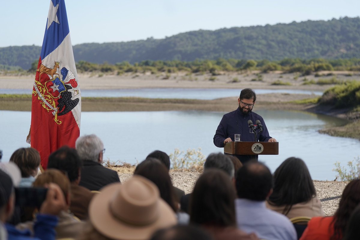 GabrielBoric's tweet photo. En el Día Mundial del Agua, reiteramos nuestro compromiso con los sectores rurales de nuestro país que han sido golpeados por la sequía. Trabajamos para que nadie tenga que dejar su tierra por falta de agua. Para ello, hemos tomamos diferentes medidas: ejecutamos un presupuesto histórico de 244 mil millones en Servicios Sanitarios Rurales, trabajamos en un plan para construir 12 embalses y este segundo semestre licitaremos la esperada planta desalinizadora en la Región de Coquimbo. 

Hoy junto a la ministra @jlopezsaffie y el subsecretario @max_proano , constatamos el avance del proyecto de Servicio Sanitario Rural que beneficiará a dos mil personas en Pupuya y la Palmilla en la Región de O'Higgins. Seguiremos trabajando para cuidar este recurso con la última tecnología disponible y una visión de mediano y largo plazo.
