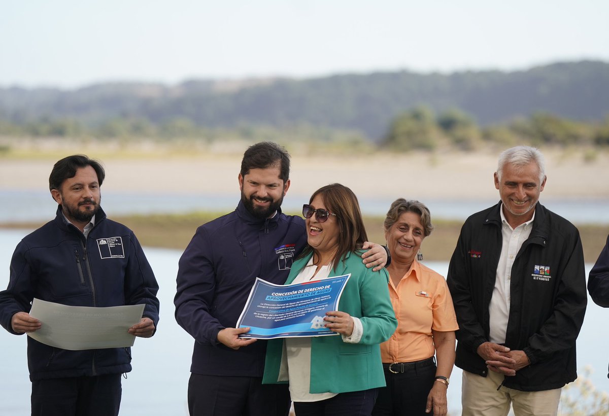GabrielBoric's tweet photo. En el Día Mundial del Agua, reiteramos nuestro compromiso con los sectores rurales de nuestro país que han sido golpeados por la sequía. Trabajamos para que nadie tenga que dejar su tierra por falta de agua. Para ello, hemos tomamos diferentes medidas: ejecutamos un presupuesto histórico de 244 mil millones en Servicios Sanitarios Rurales, trabajamos en un plan para construir 12 embalses y este segundo semestre licitaremos la esperada planta desalinizadora en la Región de Coquimbo. 

Hoy junto a la ministra @jlopezsaffie y el subsecretario @max_proano , constatamos el avance del proyecto de Servicio Sanitario Rural que beneficiará a dos mil personas en Pupuya y la Palmilla en la Región de O'Higgins. Seguiremos trabajando para cuidar este recurso con la última tecnología disponible y una visión de mediano y largo plazo.
