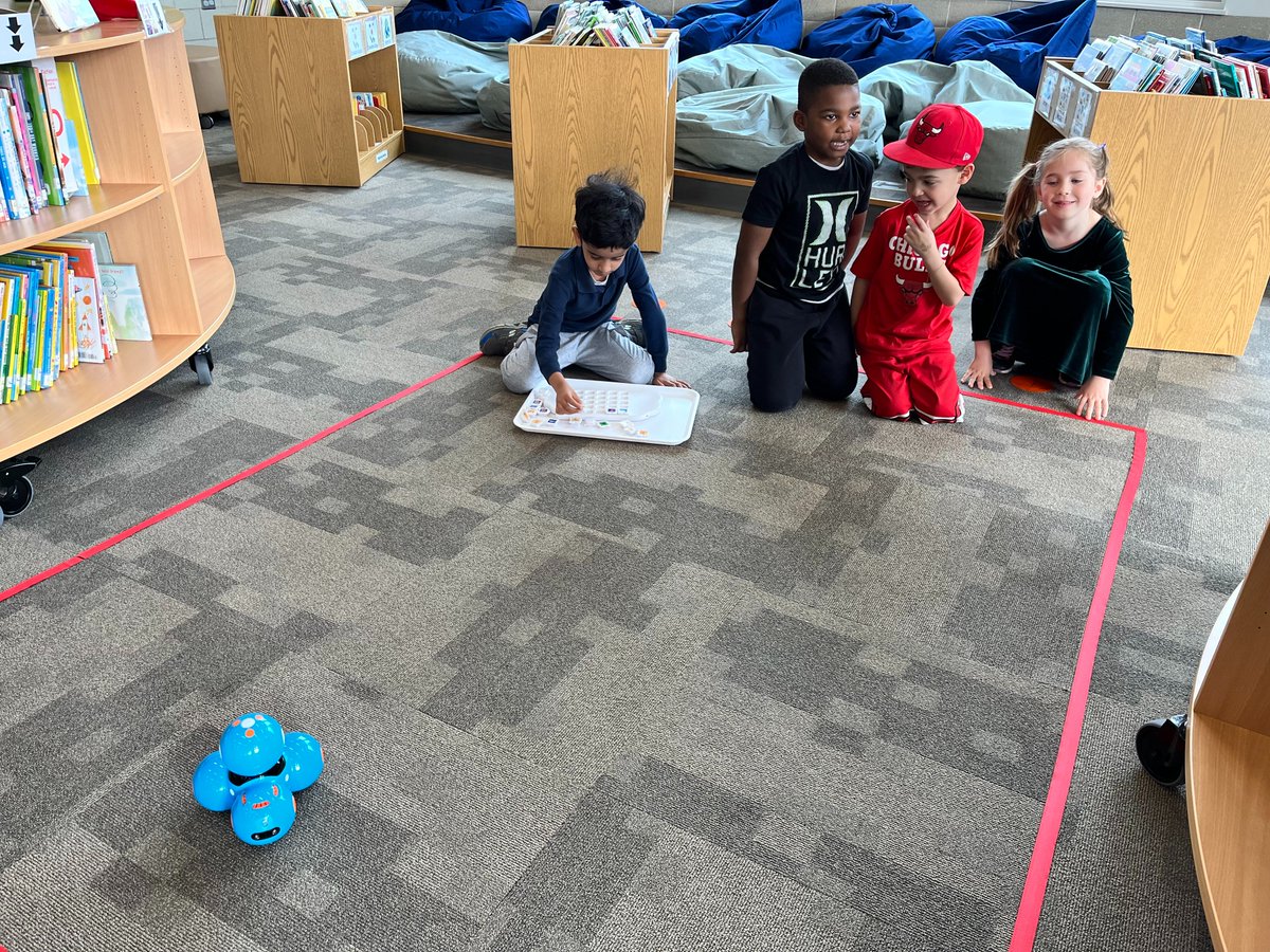 MeyerLib_SD735's tweet image. Kindergarten students met @WonderWorkshop&apos;s Dash this week, and got a taste of coding real robots using a special Bluetooth board &amp;amp; command pieces called Puzzlets! 🤖