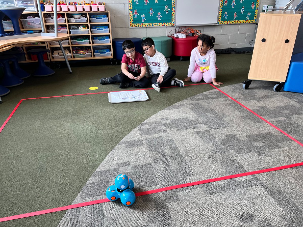 MeyerLib_SD735's tweet image. Kindergarten students met @WonderWorkshop&apos;s Dash this week, and got a taste of coding real robots using a special Bluetooth board &amp;amp; command pieces called Puzzlets! 🤖
