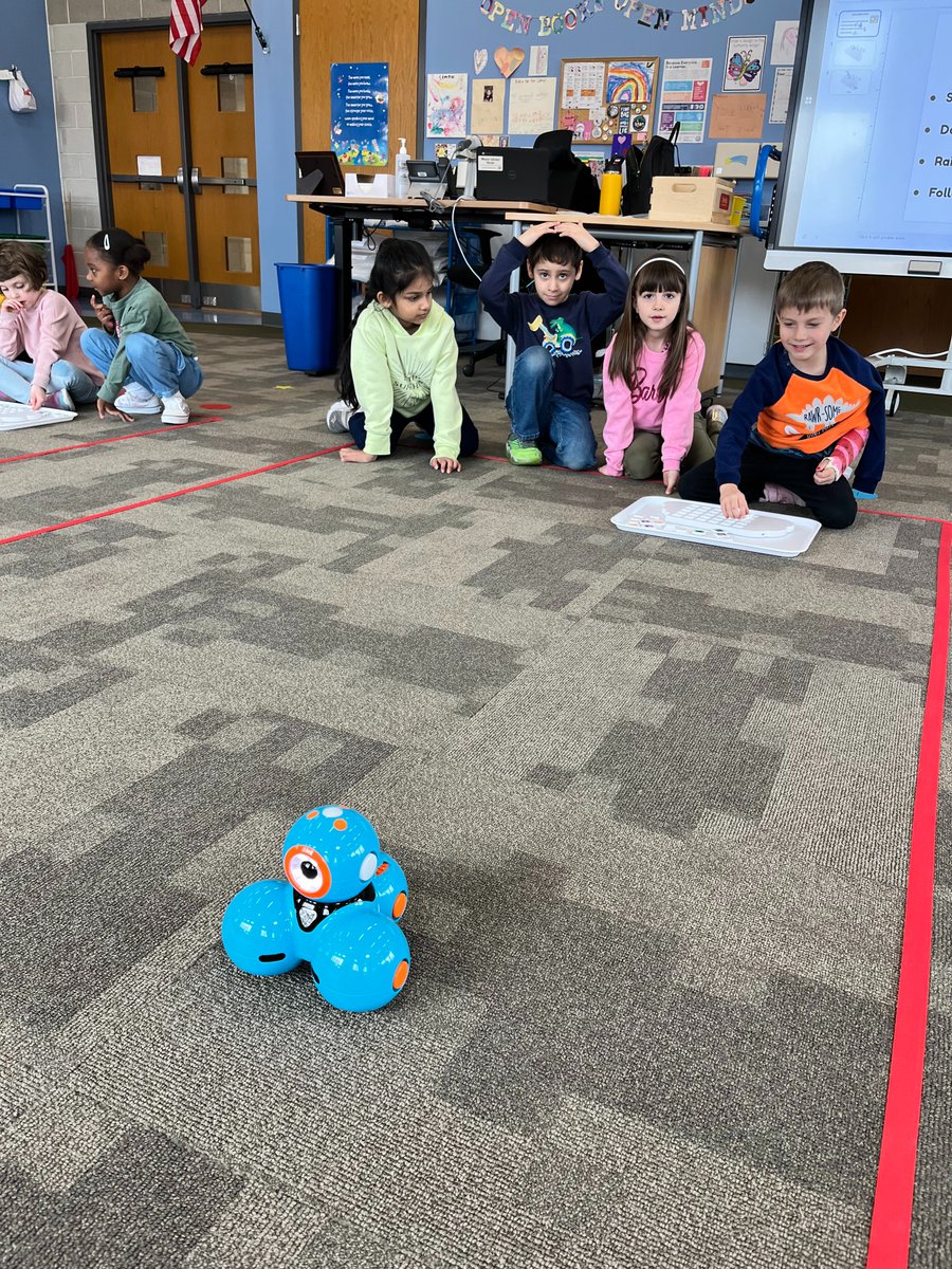MeyerLib_SD735's tweet image. Kindergarten students met @WonderWorkshop&apos;s Dash this week, and got a taste of coding real robots using a special Bluetooth board &amp;amp; command pieces called Puzzlets! 🤖