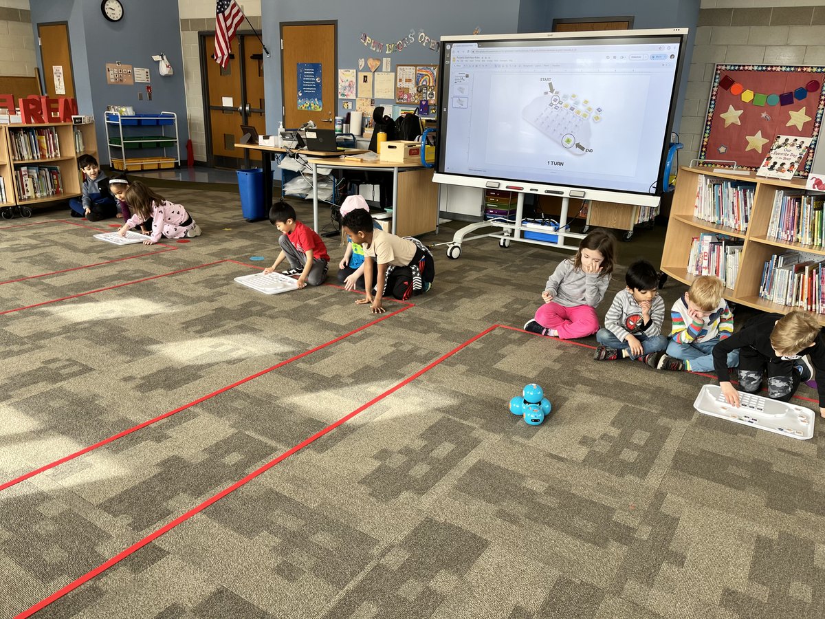 MeyerLib_SD735's tweet image. Kindergarten students met @WonderWorkshop&apos;s Dash this week, and got a taste of coding real robots using a special Bluetooth board &amp;amp; command pieces called Puzzlets! 🤖