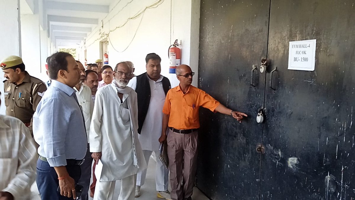 लोकसभा सामान्य निर्वाचन-2024 के दृष्टिगत  ईवीएम वेयरहाउस का त्रैमासिक निरीक्षण किया।  ईवीएम वीवीपैट के रखरखाव, साफ-सफाई व अन्य संबंधित व्यवस्थाओं को देखा गया एवं राजनीतिक दलों के प्रतिनिधियों के सम्मुख सील बंद किया गया।